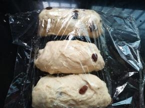 翻面卷起；全部做好，盖保鲜膜醒15分钟