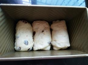再次取一个面团擀开，卷起；