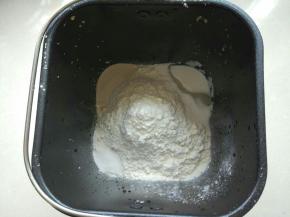 加入280克高筋面粉，2克盐、50克细砂糖、3克酵母粉分别放在三个不同角落，避免放在一起杀死酵母活性，选择和面程序40分钟，揉20分钟左右加入室温软化的黄油。