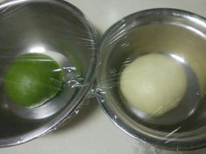 揉出手套膜以后，把面团平均分割成两份，一份加入5克抹茶粉揉匀，盖上保鲜膜分别发酵。
