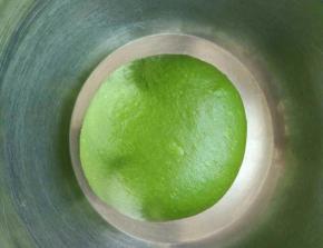 一般表面看到一层小气泡就可以拉出手套膜。