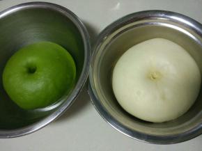 面团发酵至2.5倍大，用手按下去不会回缩就可以了。