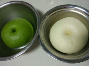 面团发酵至2.5倍大，用手按下去不会回缩就可以了。