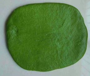 取出抹茶面团擀成长方形。