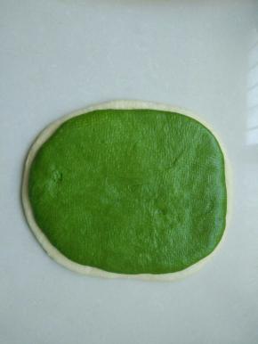 两块面团放在一起，白色面团尽量擀的比绿色的大一点点。