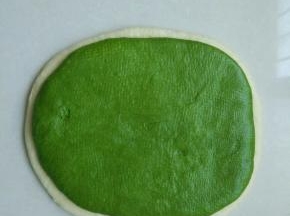 两块面团放在一起，白色面团尽量擀的比绿色的大一点点。