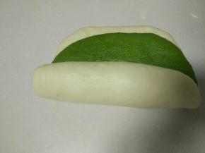 从一侧卷起，可以自己加点喜欢的馅料、比如蜜豆、葡萄干之类的。