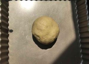 加入牛奶揉成面团，盖上保鲜膜放冰箱冷藏30分钟-1小时。