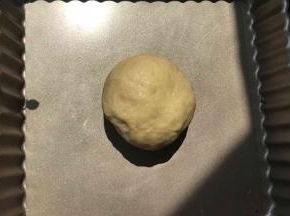 加入牛奶揉成面团，盖上保鲜膜放冰箱冷藏30分钟-1小时。