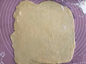 将冷藏好的面团擀成大约0.2厘米的大薄片。