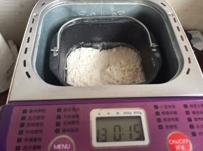 启动面包机的一个和面程序，15分钟；