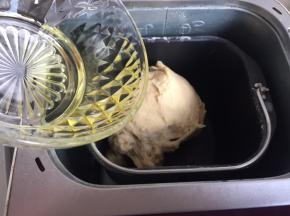 一个程序结束，加入食用油，继续启动一个和面程序；15分钟；