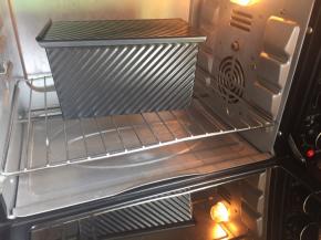 放入烤箱，中下层，170度，上下火25分钟；