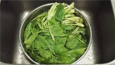 菠菜择洗干净；