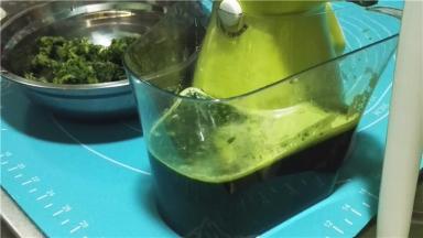 放入原汁机中榨出菠菜汁；