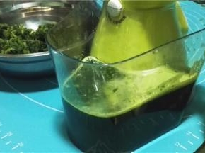 放入原汁机中榨出菠菜汁；