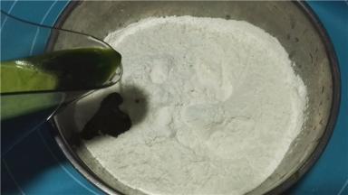 面粉放入盆中，加入菠菜汁和面；