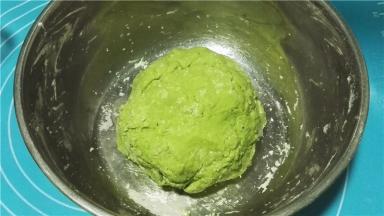 和好的面团盖上保鲜膜饧制30分钟以上；