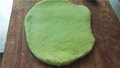 饧好的面团用擀面杖擀开；