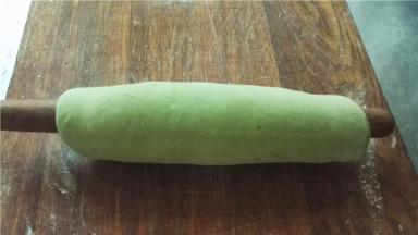 然后卷到擀面杖反复擀制；