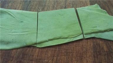 然后切成大小相近的片(馄饨皮)。