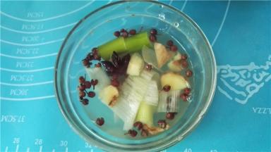 葱姜花椒大料用温水浸泡好；