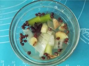 葱姜花椒大料用温水浸泡好；