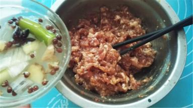 肉馅放入容器内，一边加入葱姜汁，一边搅拌肉馅；