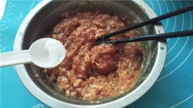 搅拌好的肉馅加入少许盐；