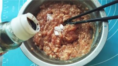 加入生抽、老抽、料酒和少许香油；