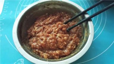 搅拌均匀成为肉馅；