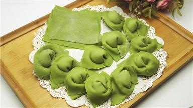 面皮中放入馅料包成馄饨即可（包制过程没有拍照）；