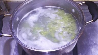 锅中水烧开，将馄饨放入，小火煮熟；