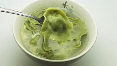 捞出馄饨放入碗中，再注入排骨汤即可食用；