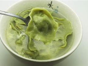 捞出馄饨放入碗中，再注入排骨汤即可食用；