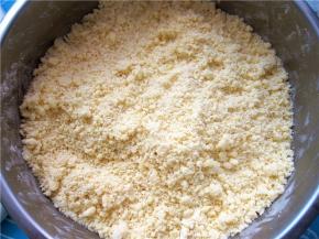 将软化的黄油放入面粉中，混合成粗粒；