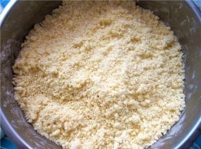 将软化的黄油放入面粉中，混合成粗粒；