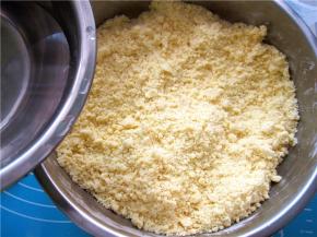 然后一点点的加入清水；