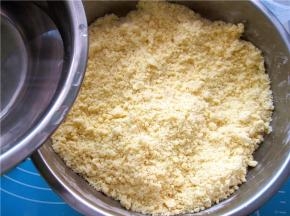 然后一点点的加入清水；