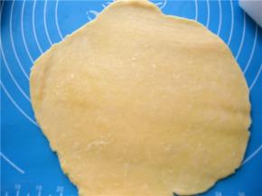 面团取出后擀成片；