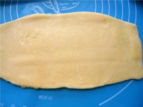 再次擀成长方形；