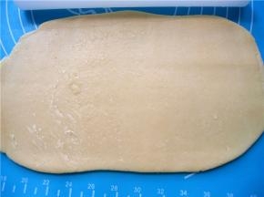 如此反复2-3次，最后擀成大面片；