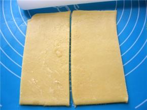 根据自己想做派的大小，将面片切成均匀的长方形的派皮；