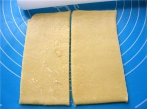 根据自己想做派的大小，将面片切成均匀的长方形的派皮；