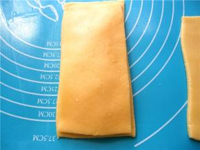 将另一块派皮盖在有馅的派皮上面，用手压压边缘四周，让两块皮粘合；