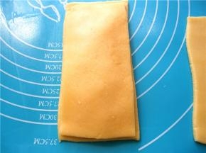 将另一块派皮盖在有馅的派皮上面，用手压压边缘四周，让两块皮粘合；