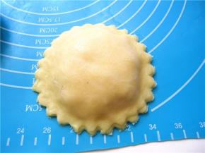 取一片，将菠萝馅放入，上面盖上另一片派皮，四周压紧实