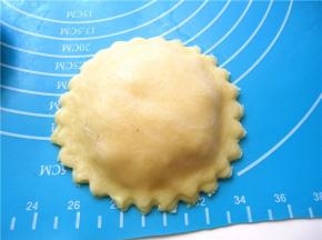 取一片，将菠萝馅放入，上面盖上另一片派皮，四周压紧实