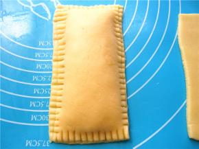 再用叉子在四周压出痕迹；