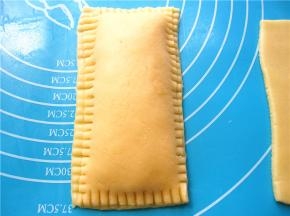 再用叉子在四周压出痕迹；